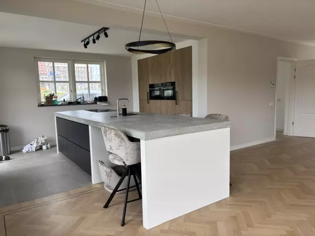 Betonnen keukeneilandblad met geïntegreerde spoelbak en kookplaat