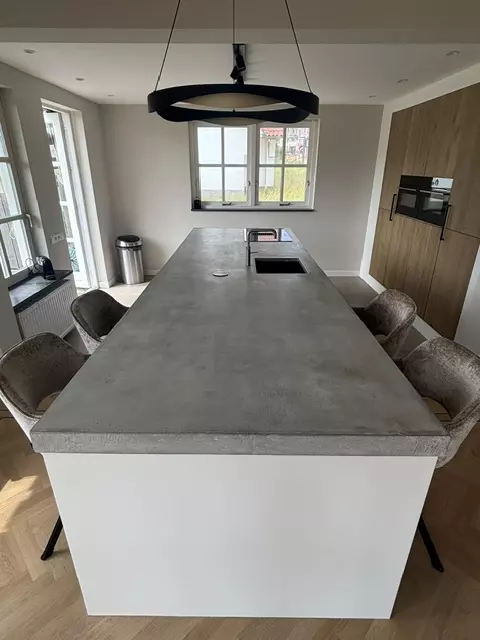 Betonnen keukeneilandblad met geïntegreerde spoelbak en kookplaat