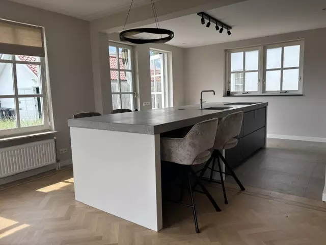 Betonnen keukeneilandblad met geïntegreerde spoelbak en kookplaat